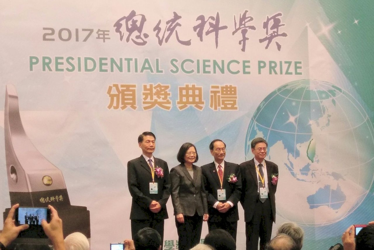 頒總統科學獎 總統:持續投入資源支持科研