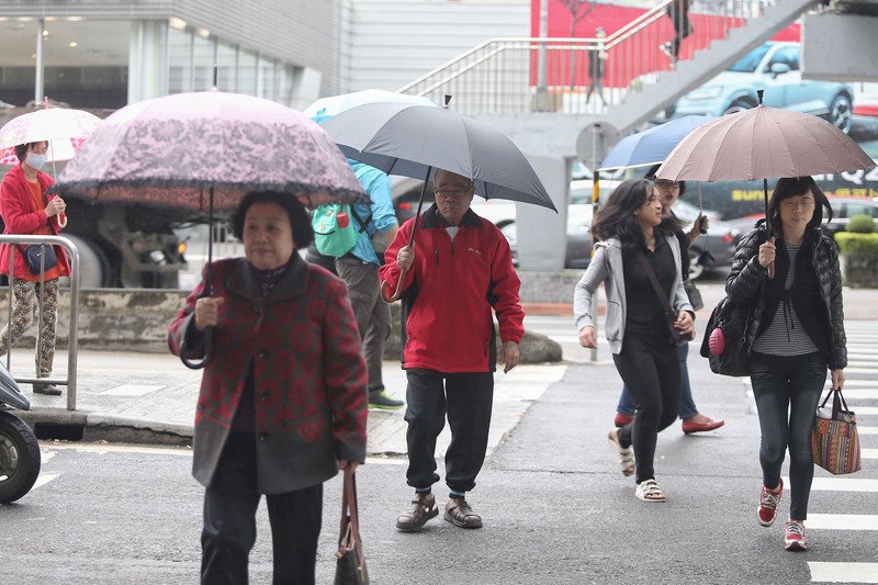 東北季風減弱 回溫雨漸少