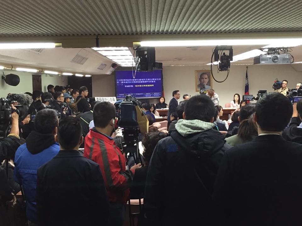勞基法修法會議室塞爆 主席裁示更換場地