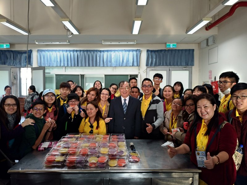 南洋5國僑青尋根團 金門體驗做紅龜粿