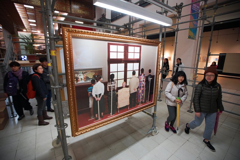 想像紀念堂展 蔣介石家族照背後捆膠帶