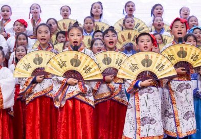 推同化 新疆小學要各族生穿漢服唸古書