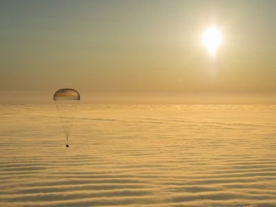 停留太空站5個月 3太空人返抵地球