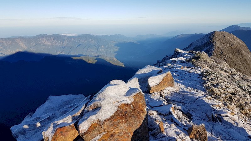 水氣充沛氣溫低 玉山積雪0.5公分
