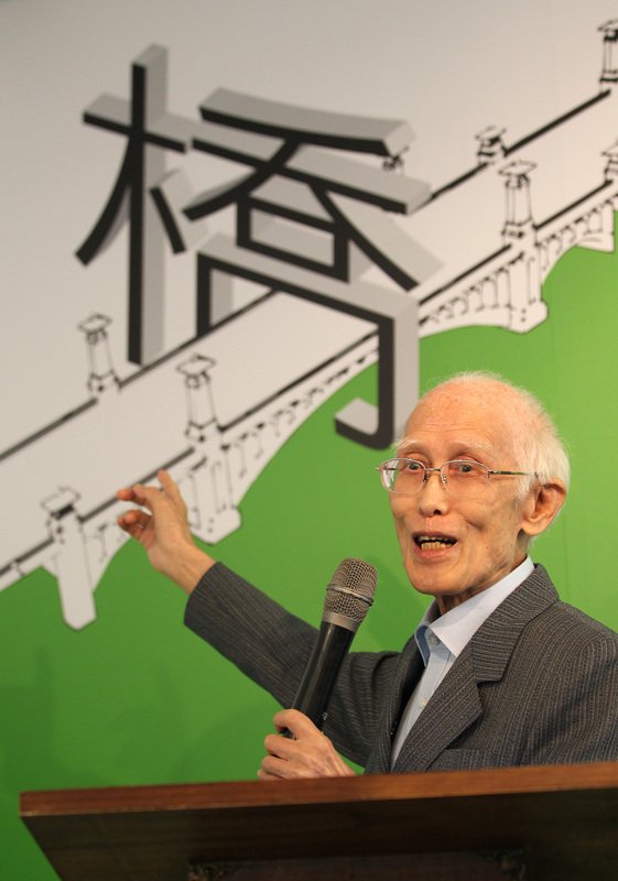 左手寫詩右手寫文 余光中影響遍及華人世界