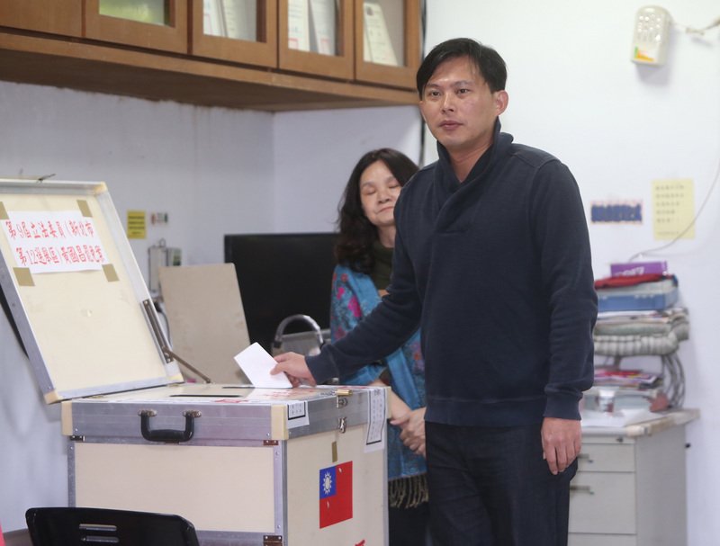 罷免案 黃國昌前往投票所投票
