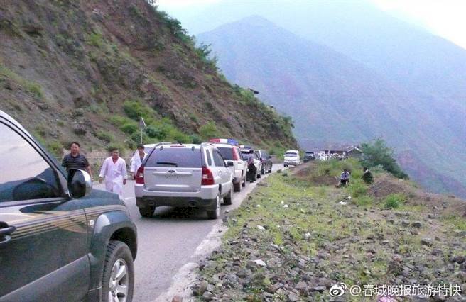 台灣旅行團昆明翻車 10人受傷