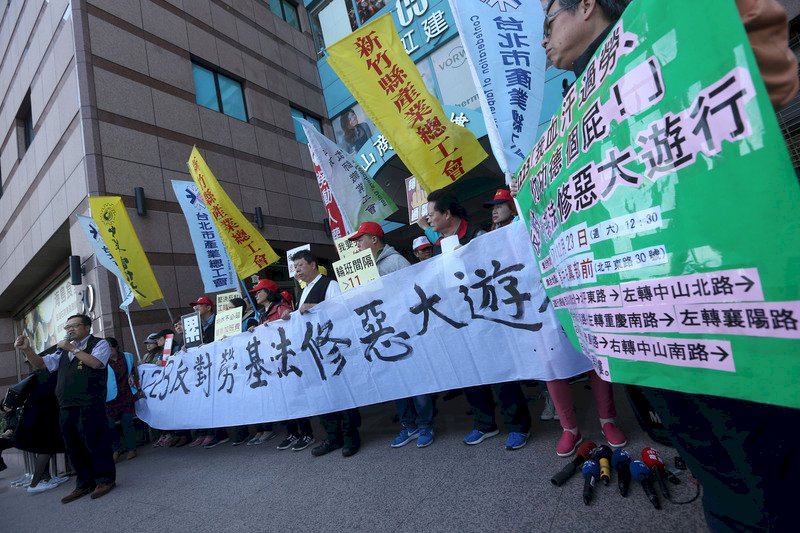 勞團遊行經台北車站 警籲民眾改道