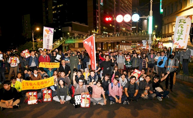 勞團宣布遊行結束 仍有民眾占據街頭