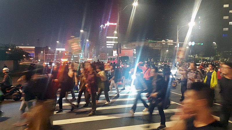 勞團遊行結束 未離去民眾街頭流竄