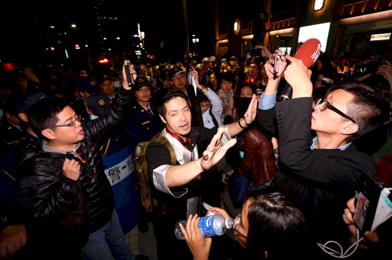 警察粗暴對待陳抗民眾 人權團體痛批