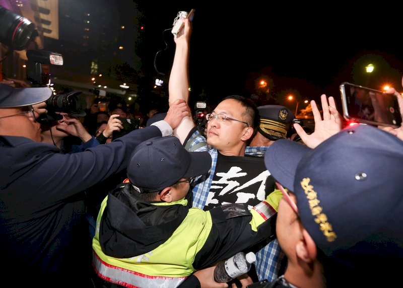 抗議勞基法修法變游擊戰 警方蒐證偵辦