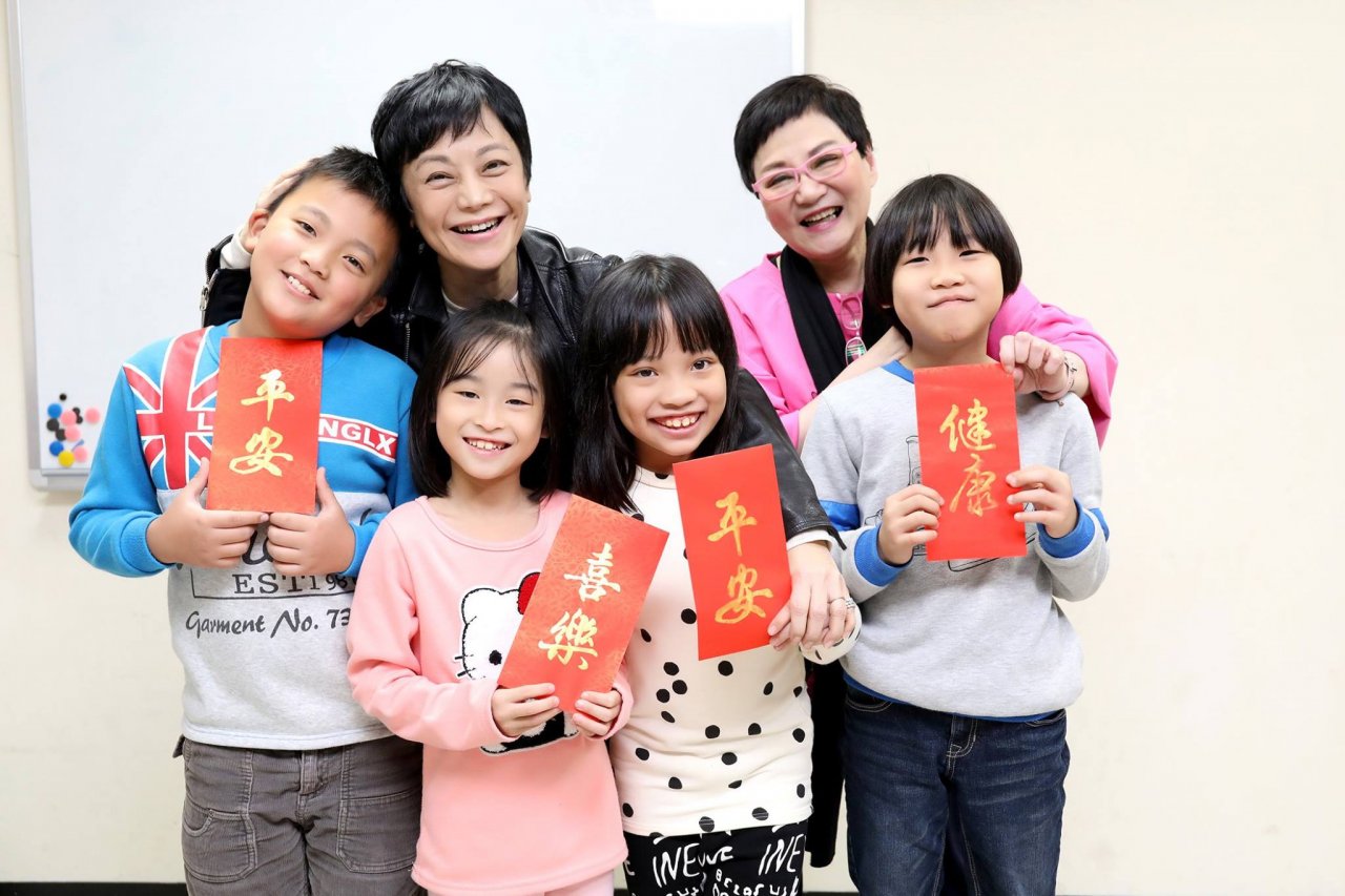 張小燕張艾嘉送愛到部落 籲各界助弱勢家庭