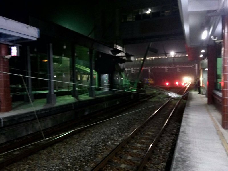 台鐵吊車倒塌壓斷電車線 影響2650旅客