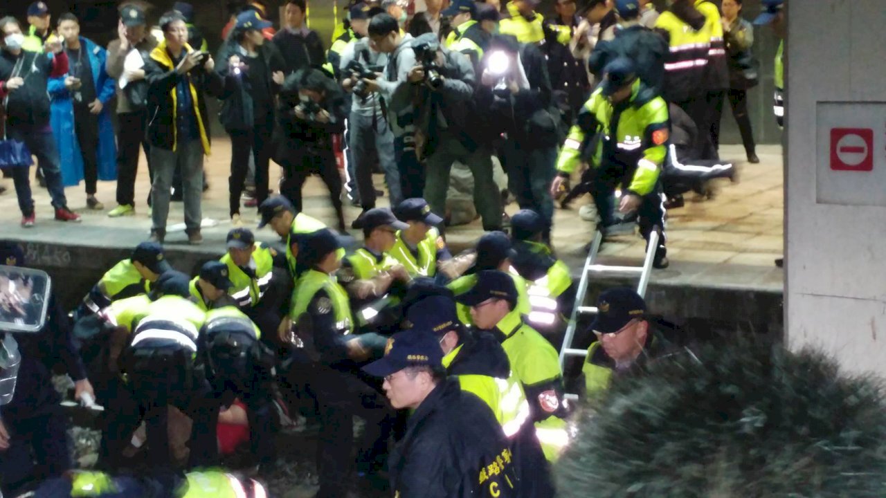 勞團臥軌 台鐵下班尖峰僅能單線通車