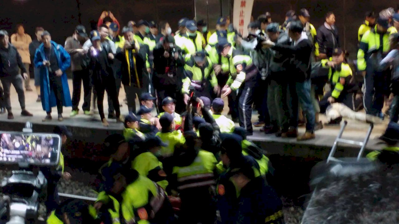 勞團台北車站臥軌 上下行列車暫停