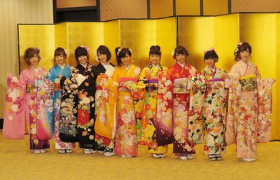 男著西裝女穿和服 日本年輕人慶成人節