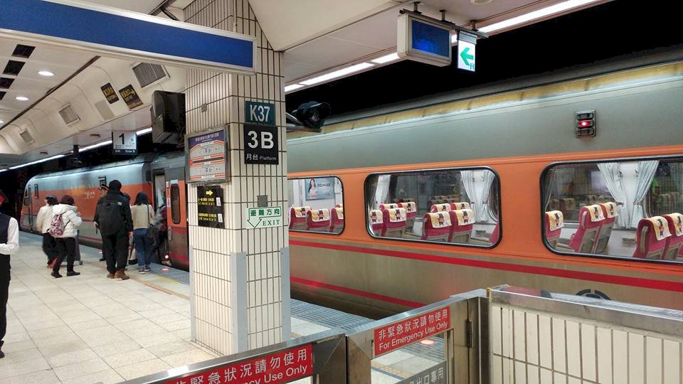 勞團臥軌抗議修勞基法 上萬旅客受影響