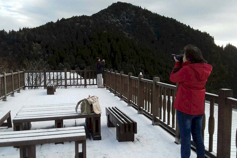 寒流發威 宜蘭太平山降入冬來第一場雪