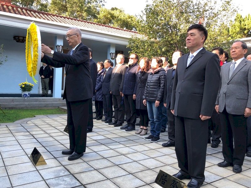 吳敦義頭寮謁靈  談黨內提名公正公平