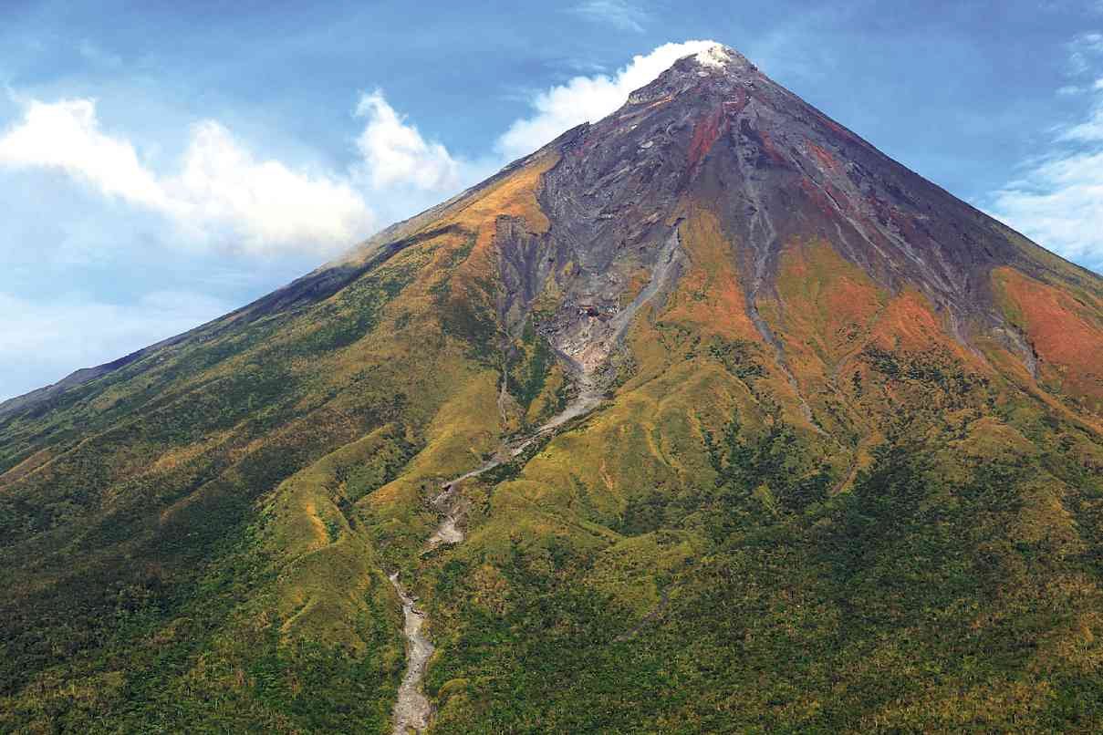 馬永火山連日噴發 意外恢復完美圓錐體