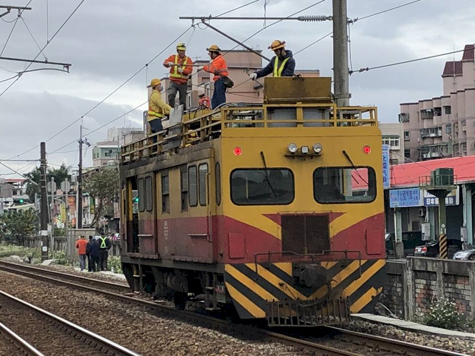 台鐵電車線修復 上萬旅客受影響