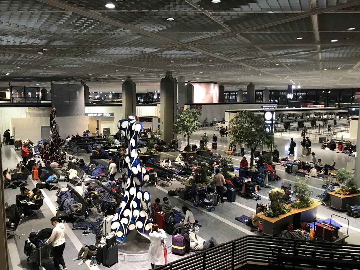 近萬人成田機場睡一夜  東京大雪交通打結