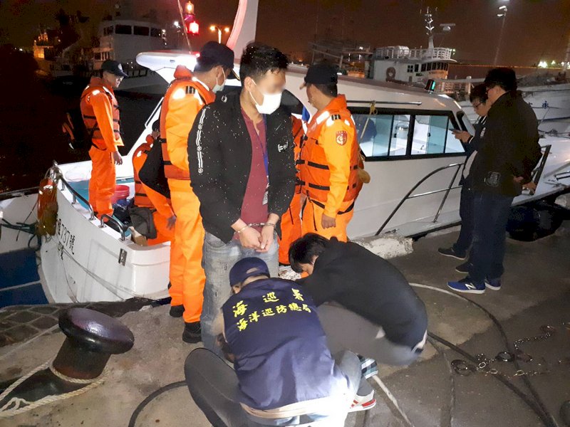 千萬遊艇載18名越南偷渡客 枋寮外海被捕