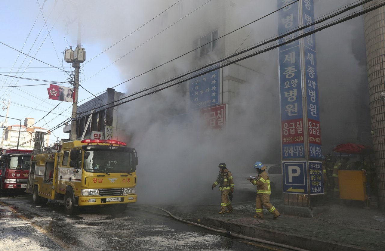 南韓醫院大火 目擊者：無名英雄冒死救人