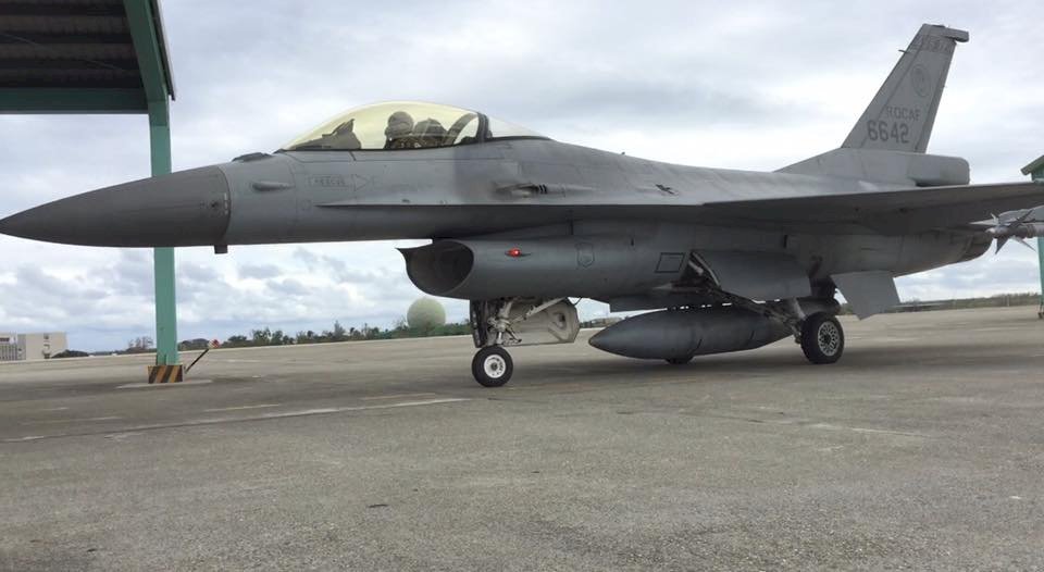 F-16與F-5聯手升空滅敵 空軍展現空防戰力
