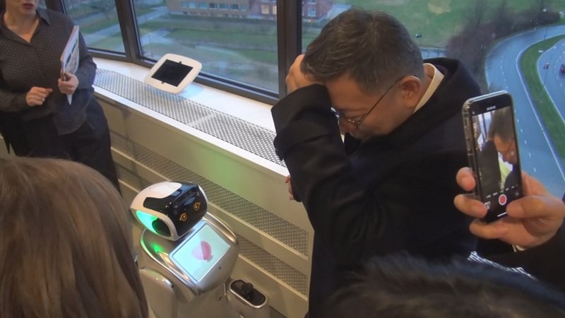 柯文哲參訪荷蘭居家照護 妙答機器人