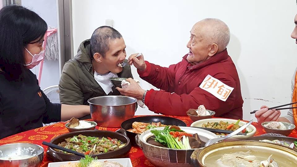 伊甸圓夢 助身障住民返家陪老父吃團圓飯