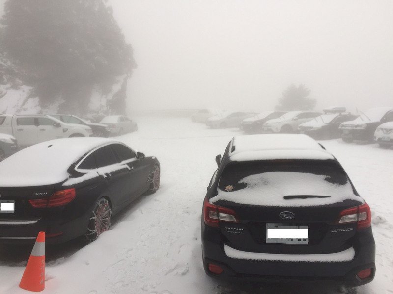 合歡山成雪國 湧現賞雪潮