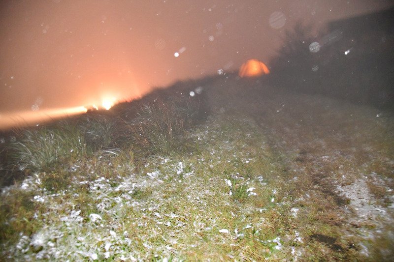 寒流威力強 大屯山入夜降雪民眾興奮
