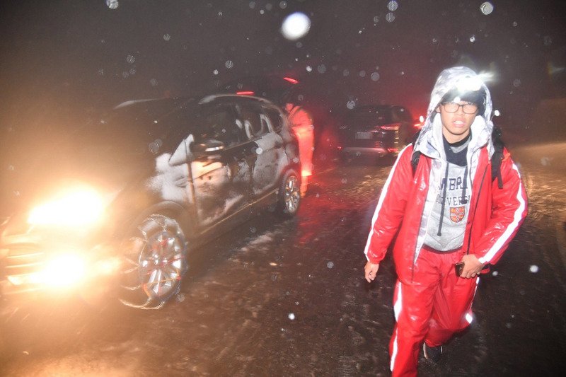 大屯山飄冰霰 陽明山區啟動交管