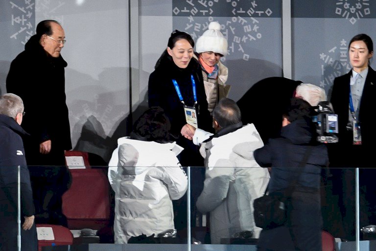 平昌冬奧開幕 金與正與文在寅握手