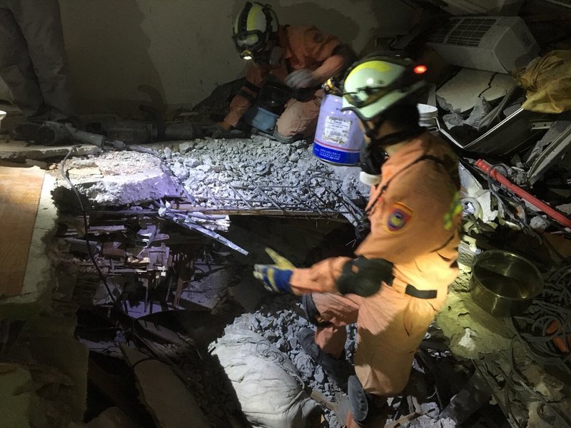 搏命搶進 雲門翠堤輪班搜救不停歇