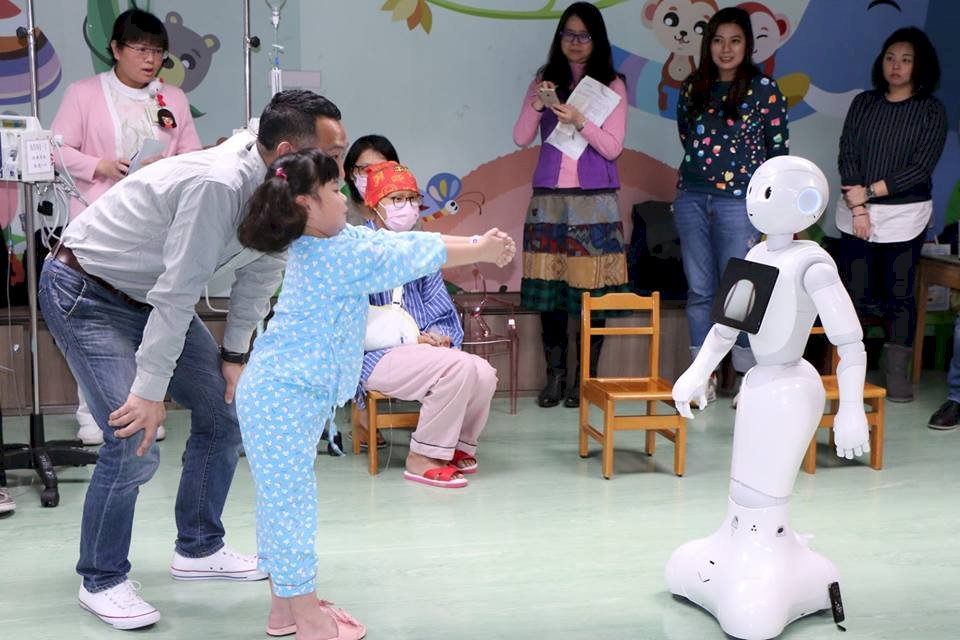 Pepper現身北榮病房 病童展笑顏