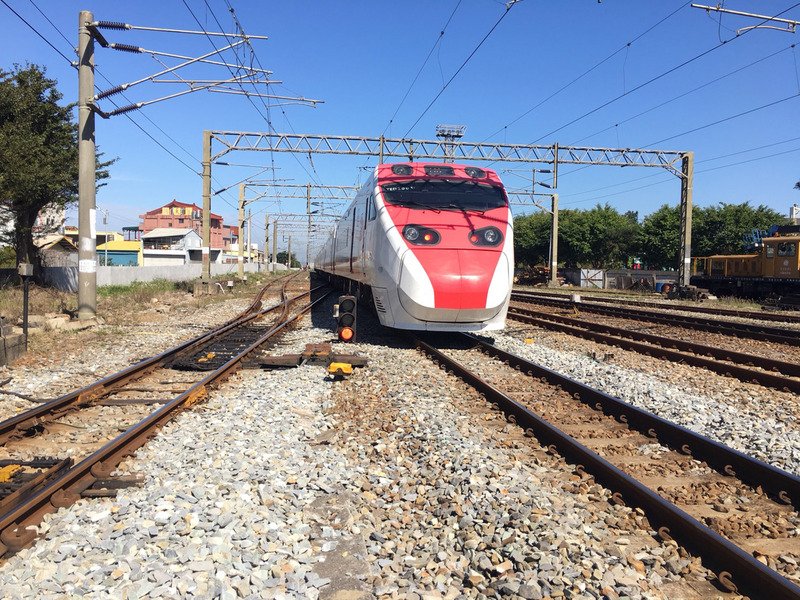 台鐵苗栗站旅客墜軌 列車延誤700人受影響