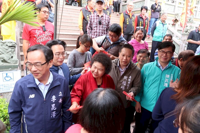 陳菊祈福走春發紅包 接棒參選人隨行