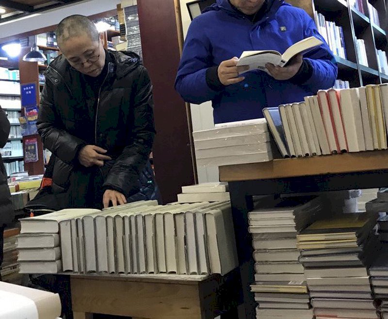 劉霞與弟共度年夜 仍遭監控未自由