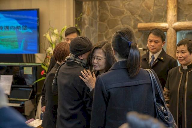 總統出席義光教會追思 與林義雄擁抱致意