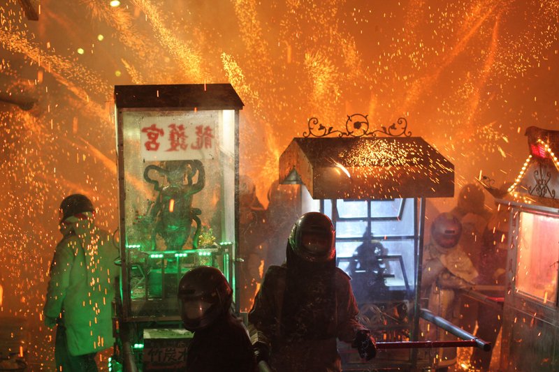 近200座炮城陸續施放 鹽水蜂炮今晚最高峰