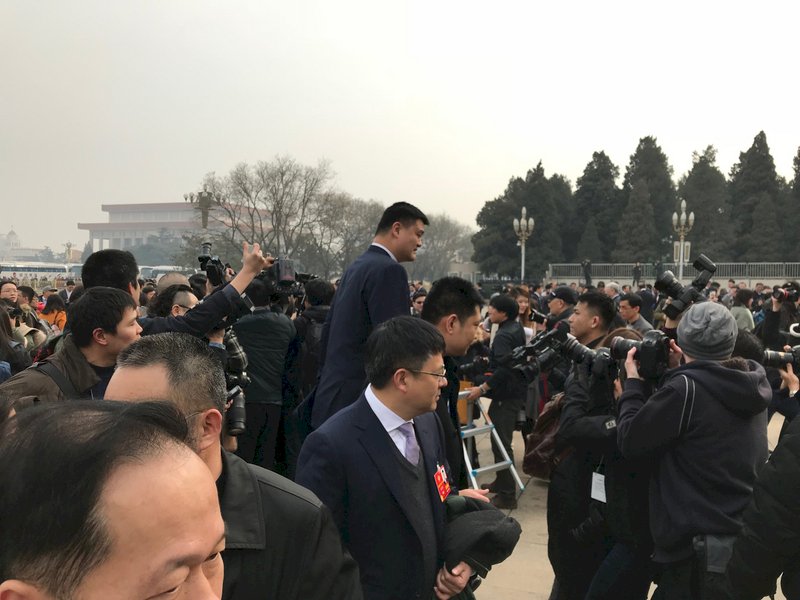封街維安與追星自拍 政協開幕式場外對比強
