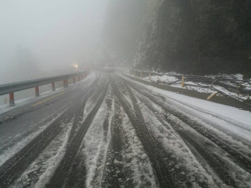 合歡山降冰霰 翠峰到大禹嶺夜間封路