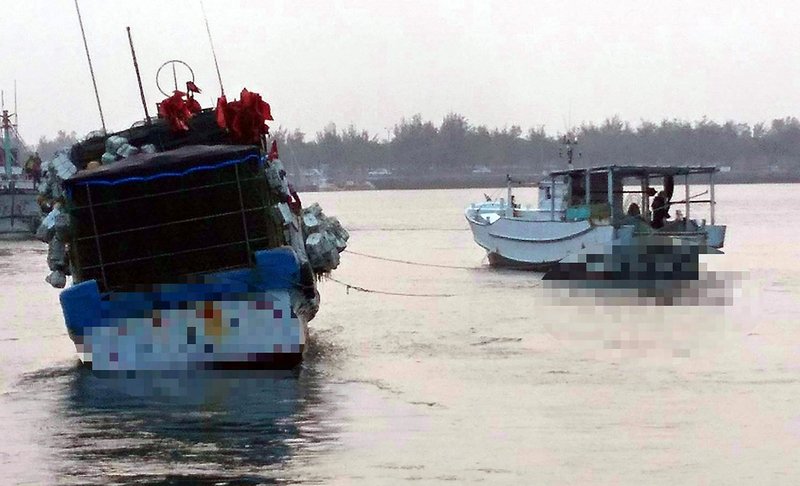 漁船進水恐沉沒  海巡搶救6船員脫困