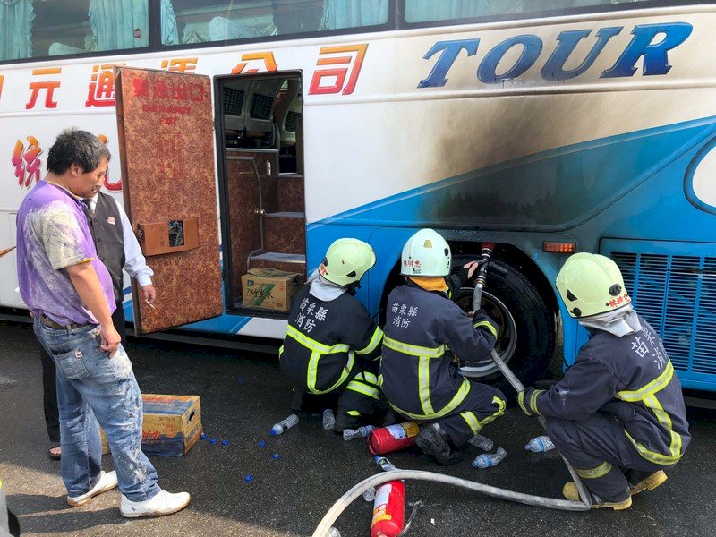 遊覽車爆胎起火 陸客平安疏散