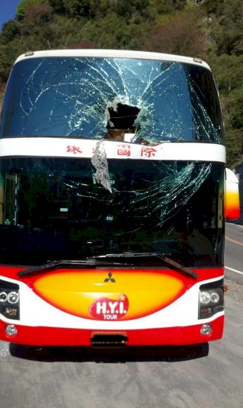 阿里山陸客遊覽車遭落石砸中 無人傷