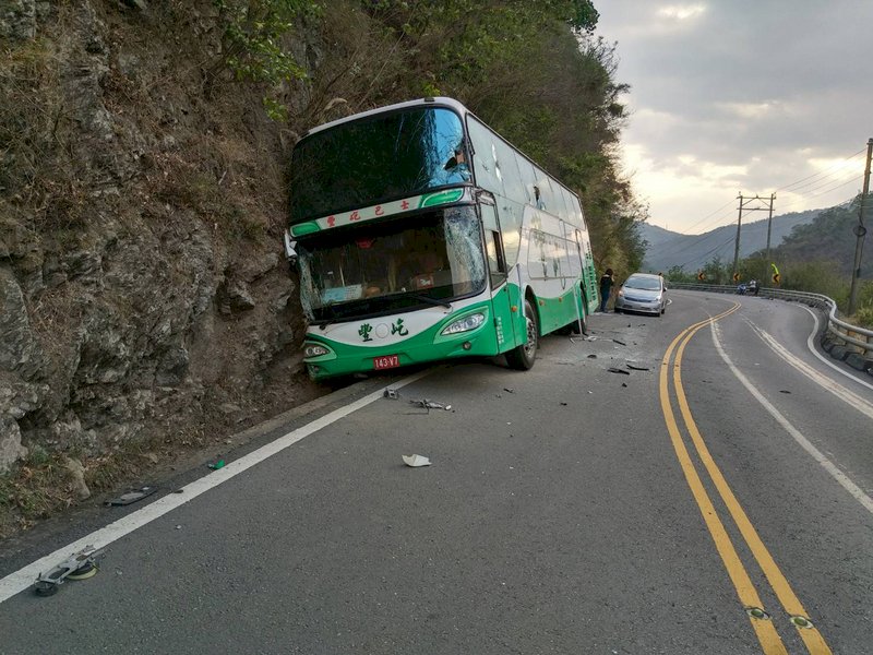 南迴公路陸客遊覽車與大貨車擦撞 2輕傷