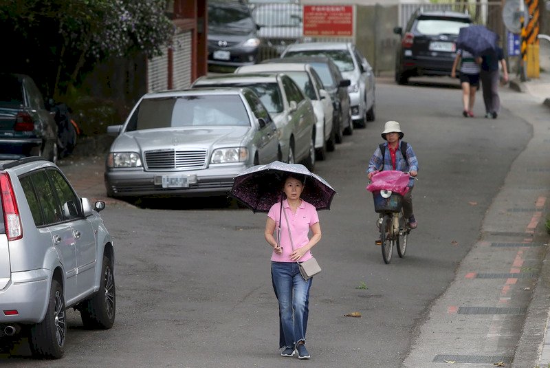 鋒面通過冷氣團接力 中午變天轉濕冷